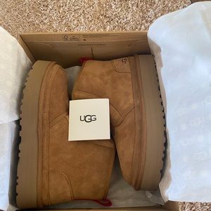 UGG: Neumel Platform Zip Suede. Size 10